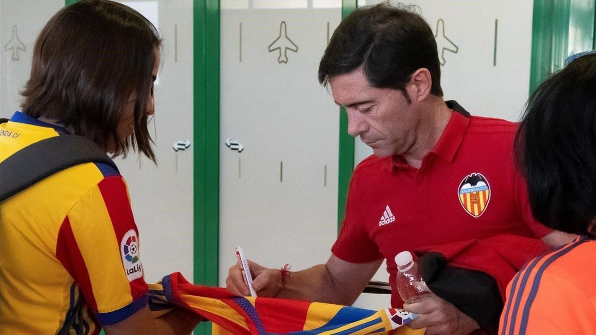 Marcelino firma una camiseta antes de la final de Copa.