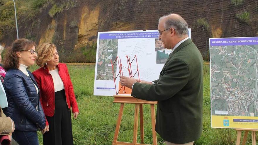 José María Pertierra muestra el material que se utilizará para reforzar los taludes a Belén Fernández (a la izquierda) y Amparo Antuña.