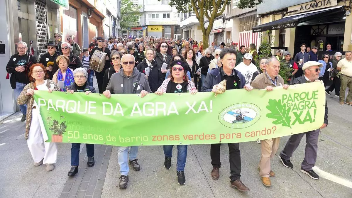 Manifestación de vecinos hasta el nuevo parque del Agra contra el plan de urbanización del Concello