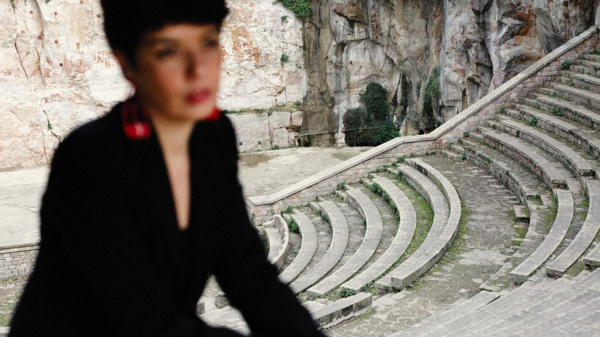 La directora de comunicación, Silvia Brandi, sentada en el anfiteatro del Teatre Grec.
