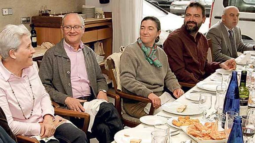 Pere Munar (segundo por la izqda.), durante la comida por su jubilación esta semana en Palma.