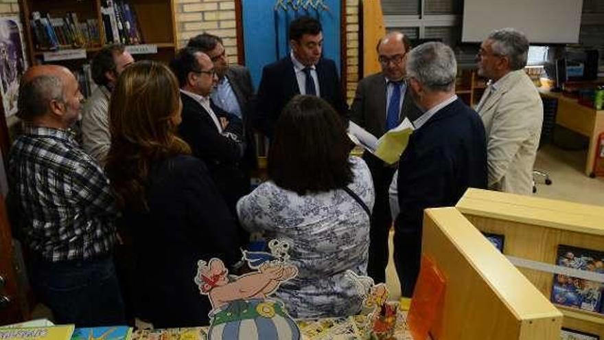 Una visita del conselleiro de Educación (centro) al CEIP San Roque. // G.N.