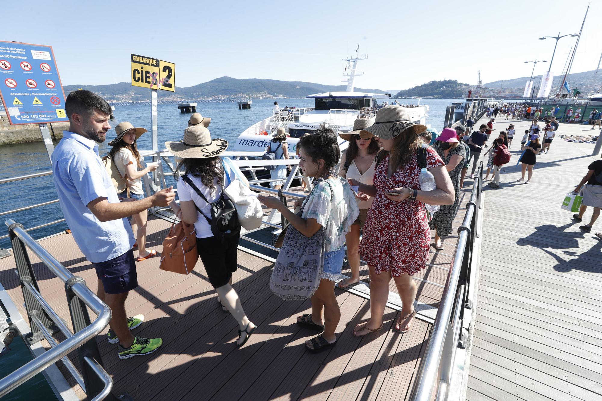 Plaga de sombrillas en Samil, con los termómetros superando los 35 grados