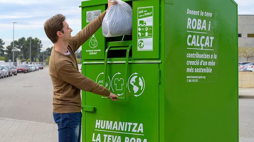 Contenidor de reciclatge de tèxtil usat