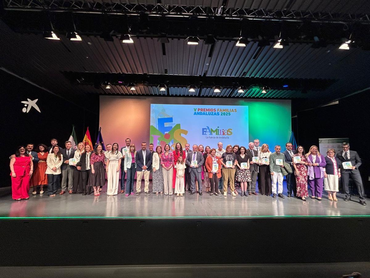 Grupo de personas y entidades galardonados con los quintos premios Famiilas Andaluzas de la Junta de Andalucía.