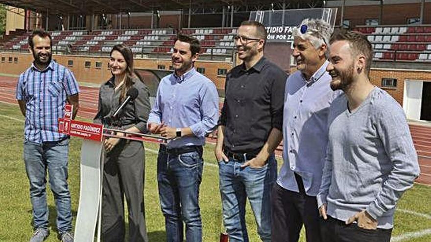 Los miembros de la candidatura socialista, sobre el césped de la Ciudad Deportiva.