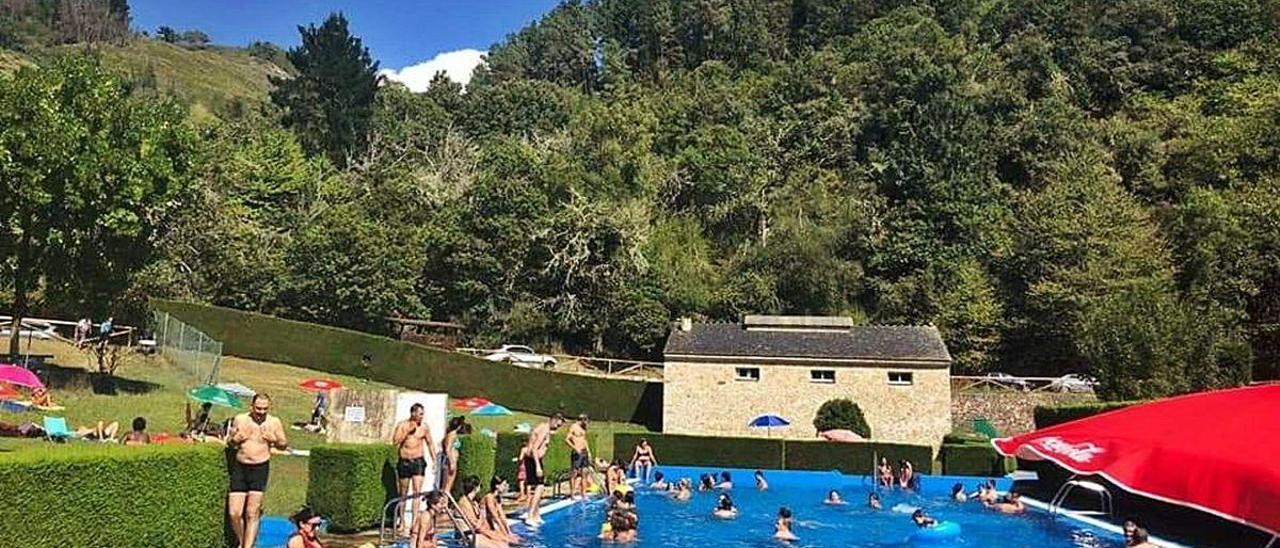 Ambiente en la piscina de San Antolín de Ibias este verano.