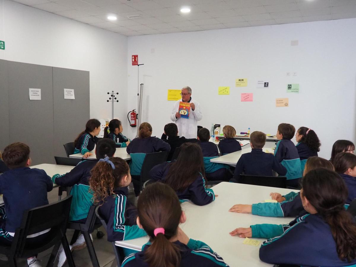 Escolares de Alzira atienden al taller de «La Maleta de la Ciencia» en la biblioteca municipal.