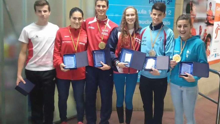 Los marchistas premiados posan con los trofeos conquistados en el CGTD. // FdV