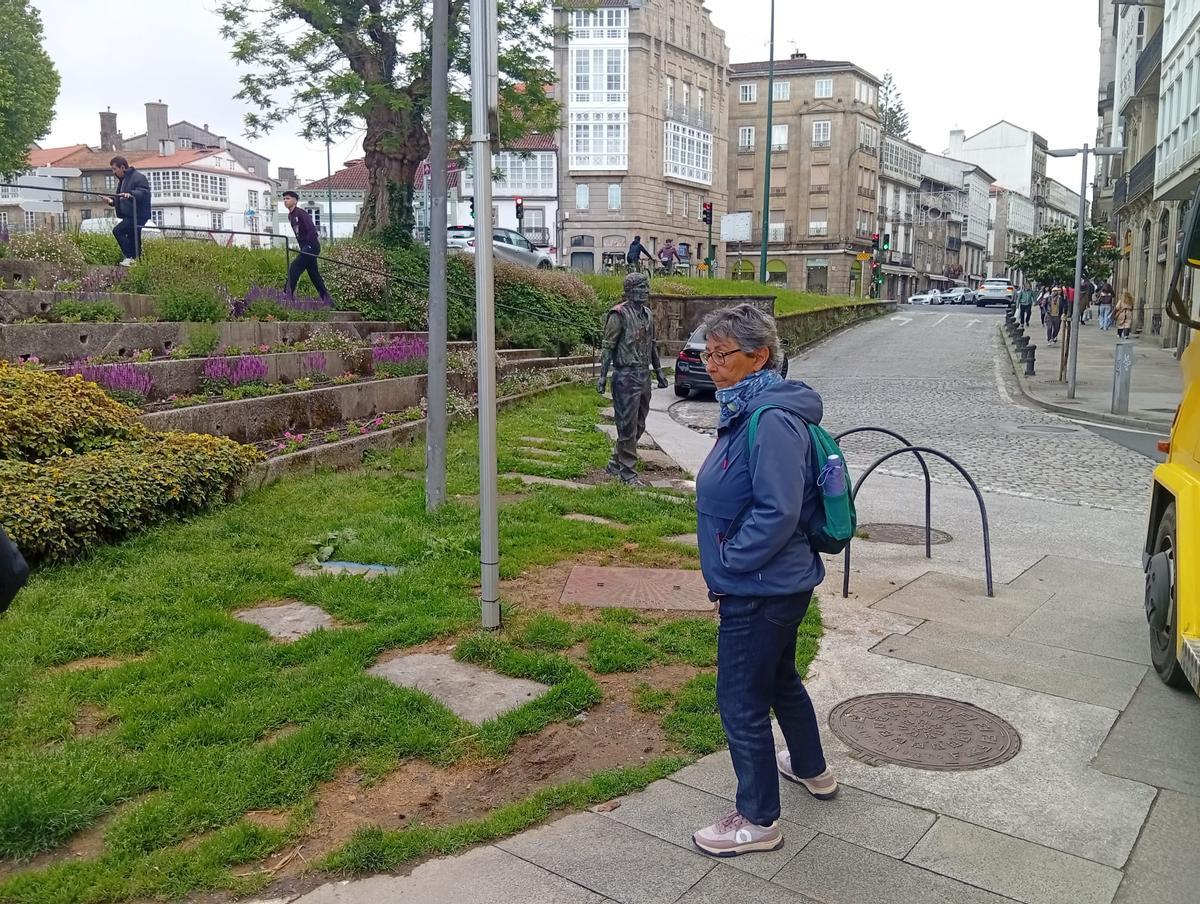 La estatua de Moncho Reboiras en Santiago aparece vandalizada con pintura roja