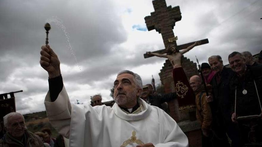 El sacerdote realiza la bendición de campos en la última romería.