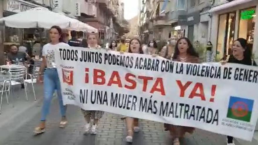 La cabeza de la marcha reivindicativa avanzando por la calle Juan Carlos I de Elda.