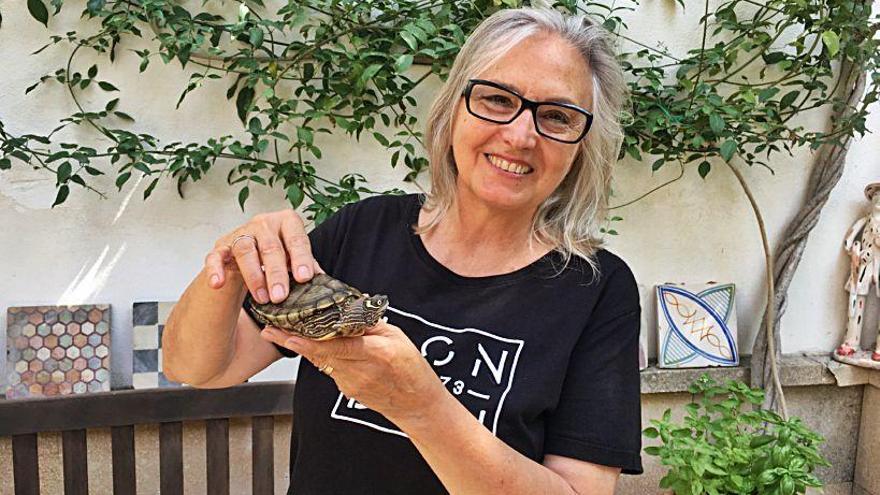 La artista Teresa Matas posa para este diario con su tortuga Flora.