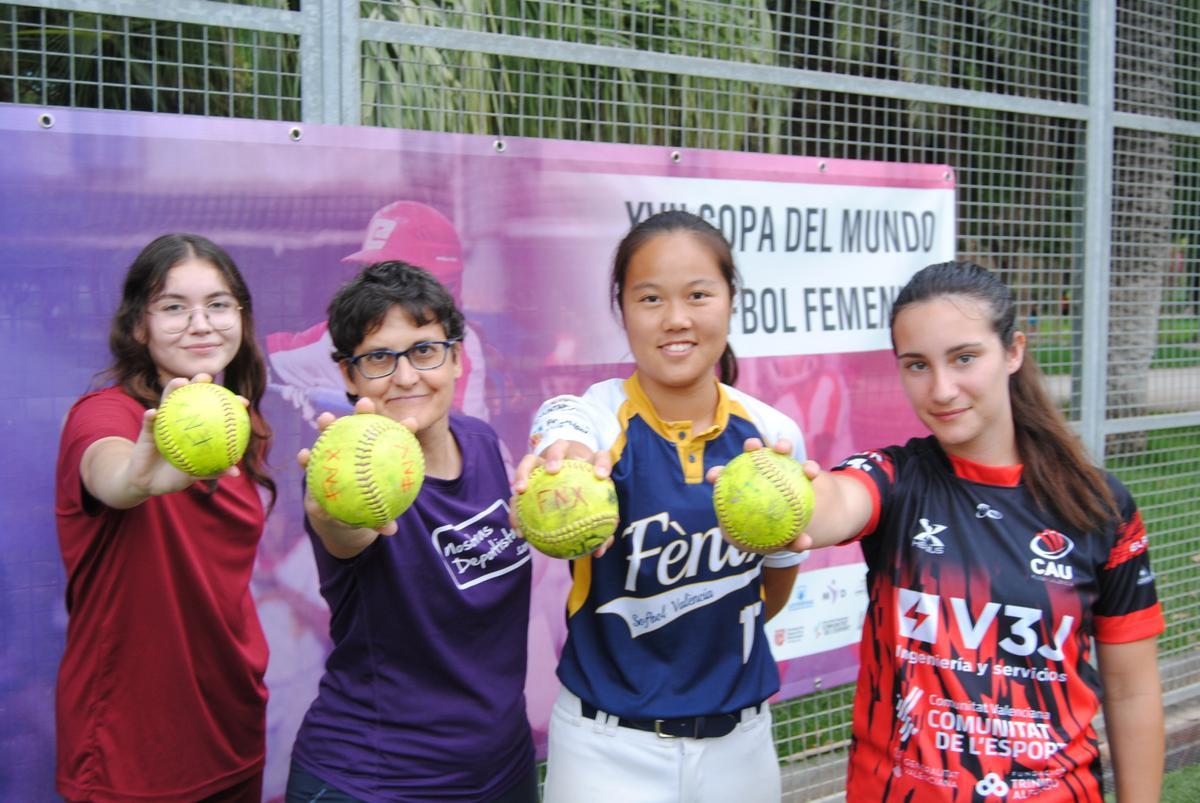 las jugadoras mostraron posaron con la clásica bola de sófbol mostraron la unión del deporte femenino y el apoyo para este evento.