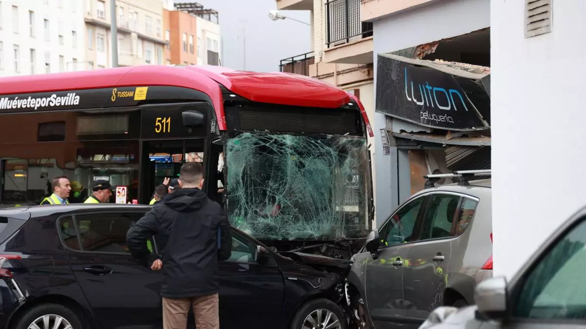 12 heridos en un aparatoso accidente entre un autobús de Tussam y varios vehículos