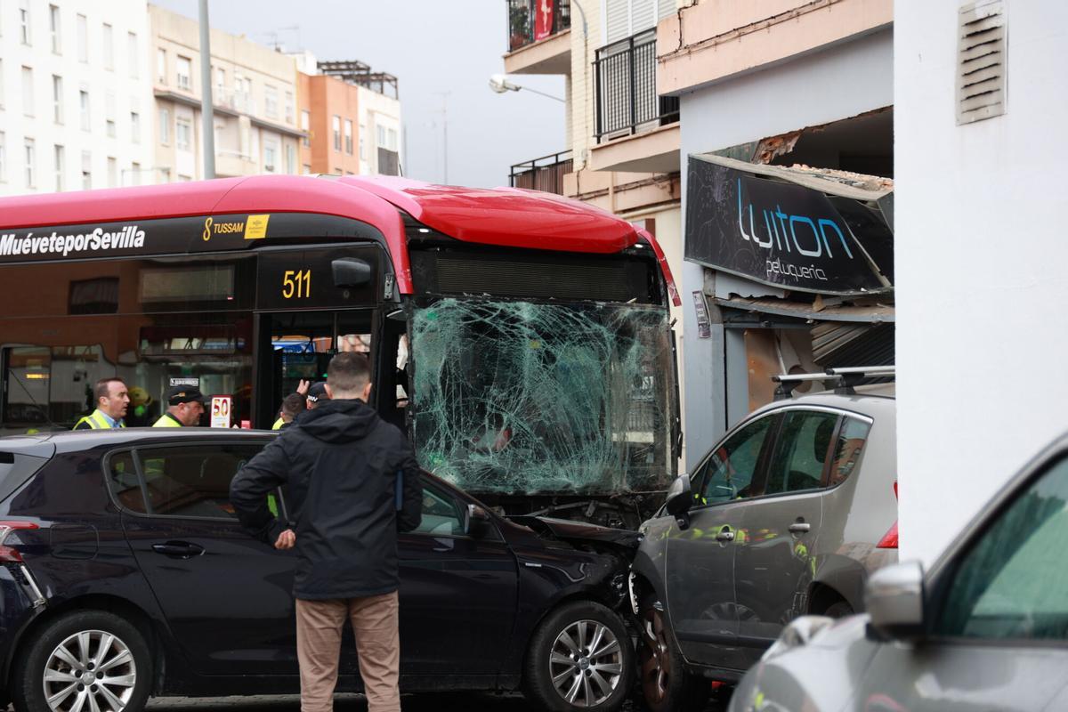 Un accidente con un autobús de Tussam deja 20 heridos en Nervión