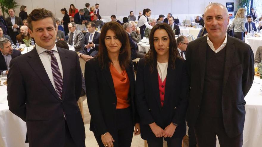 De izquierda a derecha, Federico Servetto, Patricia de Oya, Lara Graña y Rogelio Garrido, ayer, en el foro “Perspectivas de inversión 2023”.