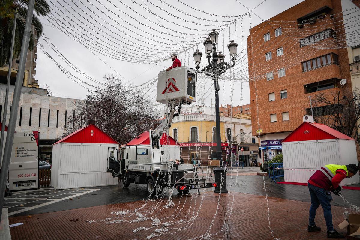 Operarios del Ayuntamiento de Badajoz instalan luces de Navidad en San Francisco.
