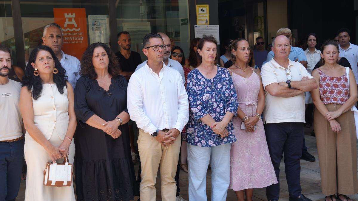 El alcalde, Rafael Triguero y otros concejales del Ayuntamiento de Ibiza durante el minuto de silencio.
