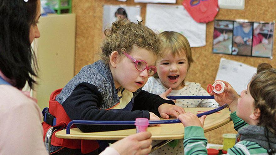 Inklusion, die funktioniert: die sechsjährige Claudia (mit Brille) und ihre Mitschüler in der öffentlichen Grundschule in Búger