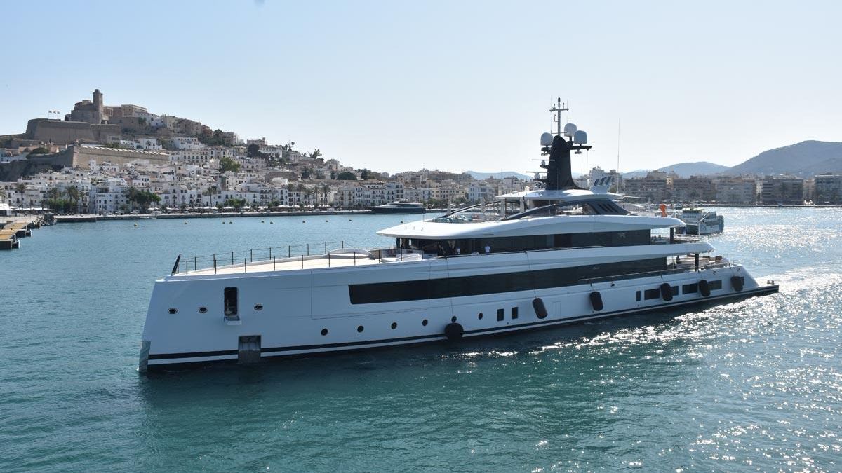 El superyate 'Haven' en aguas de Ibiza