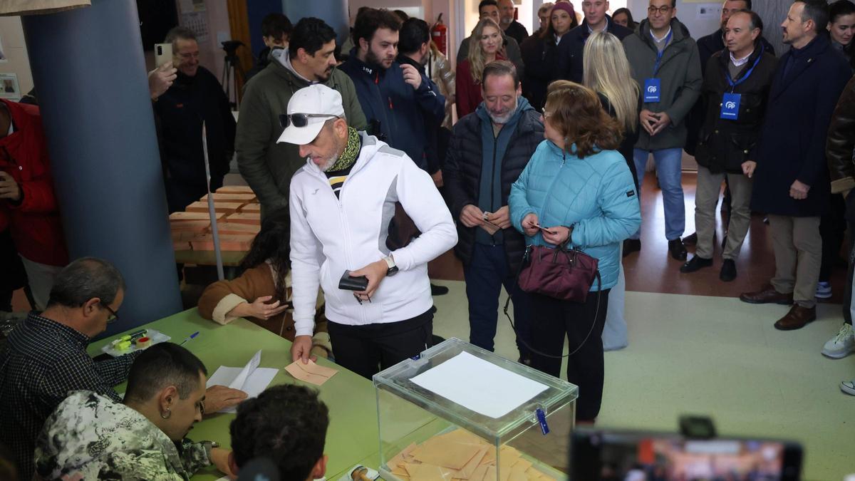 Colas en un colegio electoral