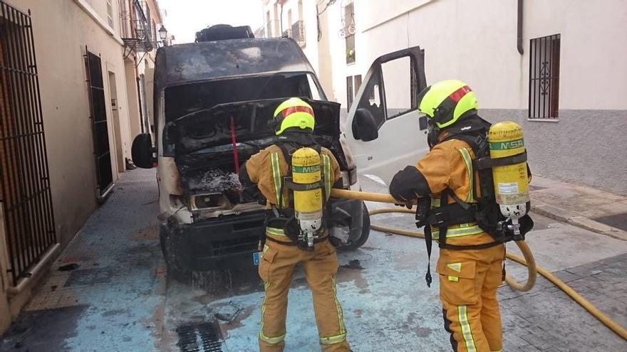 Una furgoneta se prende fuego en el centro de Benissa