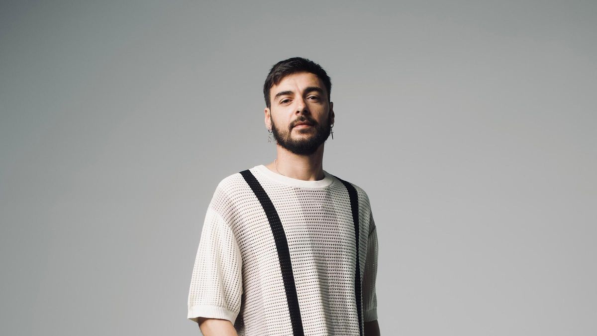 El cantante posando con motivo de su nueva gira.