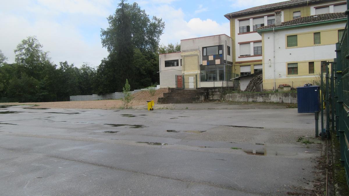 Solar donde se edificará el nuevo edificio del IES Rey Pelayo, en Cangas de Onís.