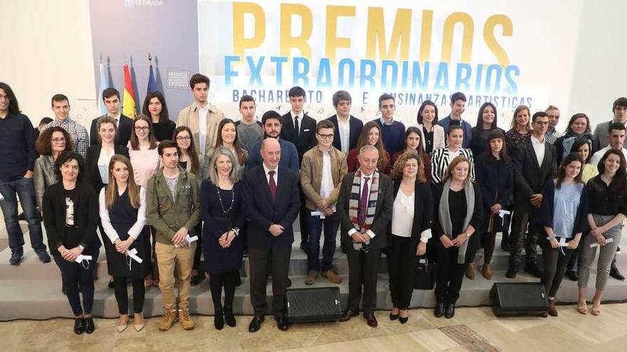 Fotografía de familia de los Premios de Bachillerato, FP y enseñanzas artísticas profesionales ayer, en Santiago.