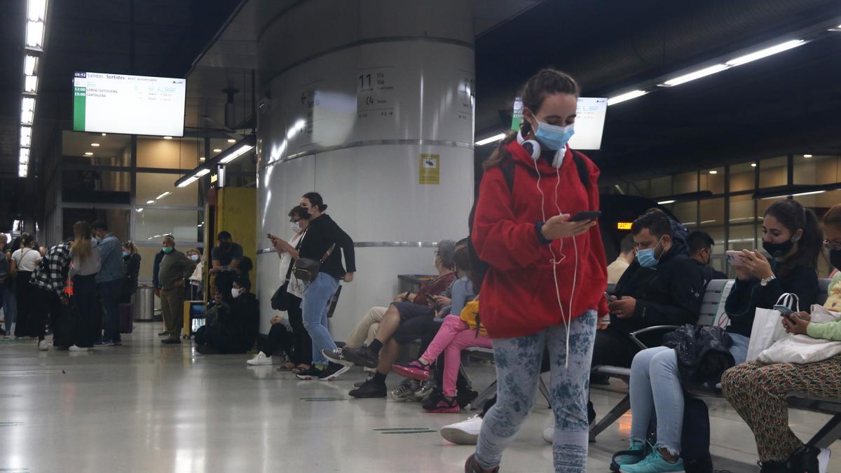 Pla obert d&#039;una de les andanes de l&#039;estació de Sants de Barcelona amb passatgers esperant durant la quarta jornada de vaga dels maquinistes de Renfe