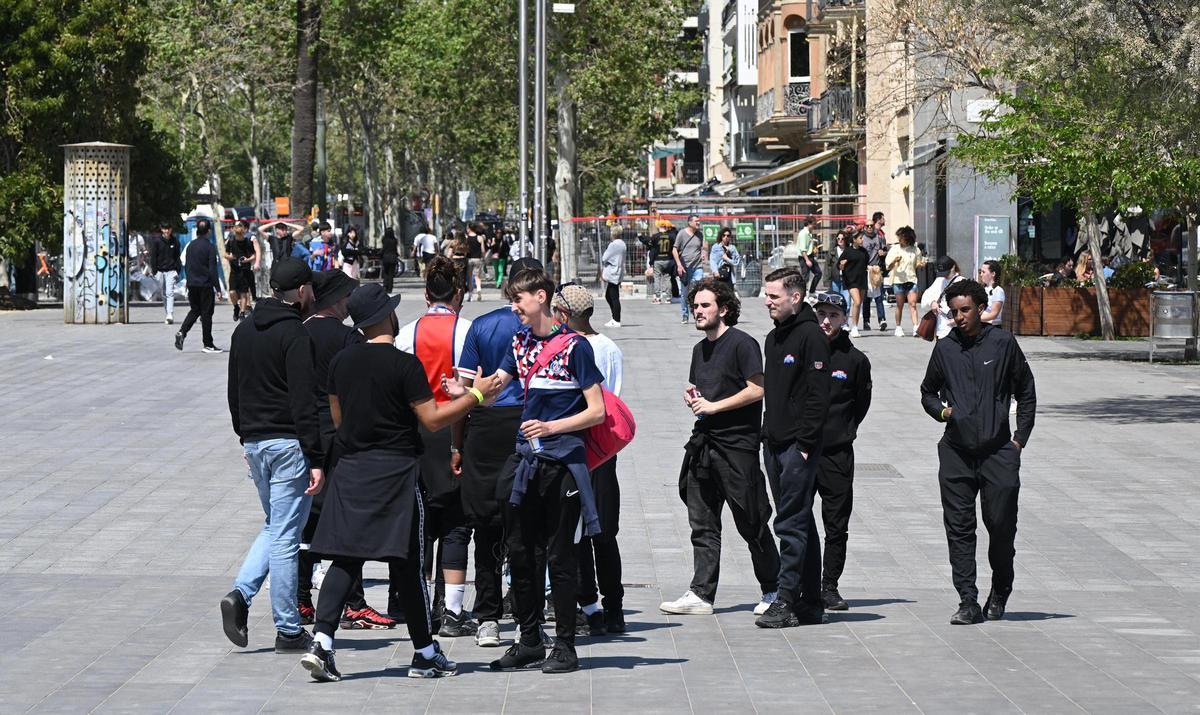Aficionados del PSG con discreción por la Barceloneta