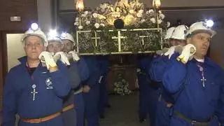 La procesión del Cristo de los Mineros en Asturias recuerda a los cinco fallecidos en la mina de Cerredo