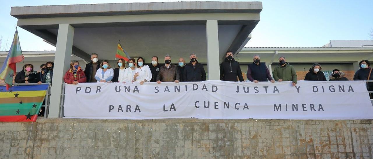 Protesta de las Cuencas Mineras ante la escasez de profesionales sanitarios en el centro de salud de Utrillas.