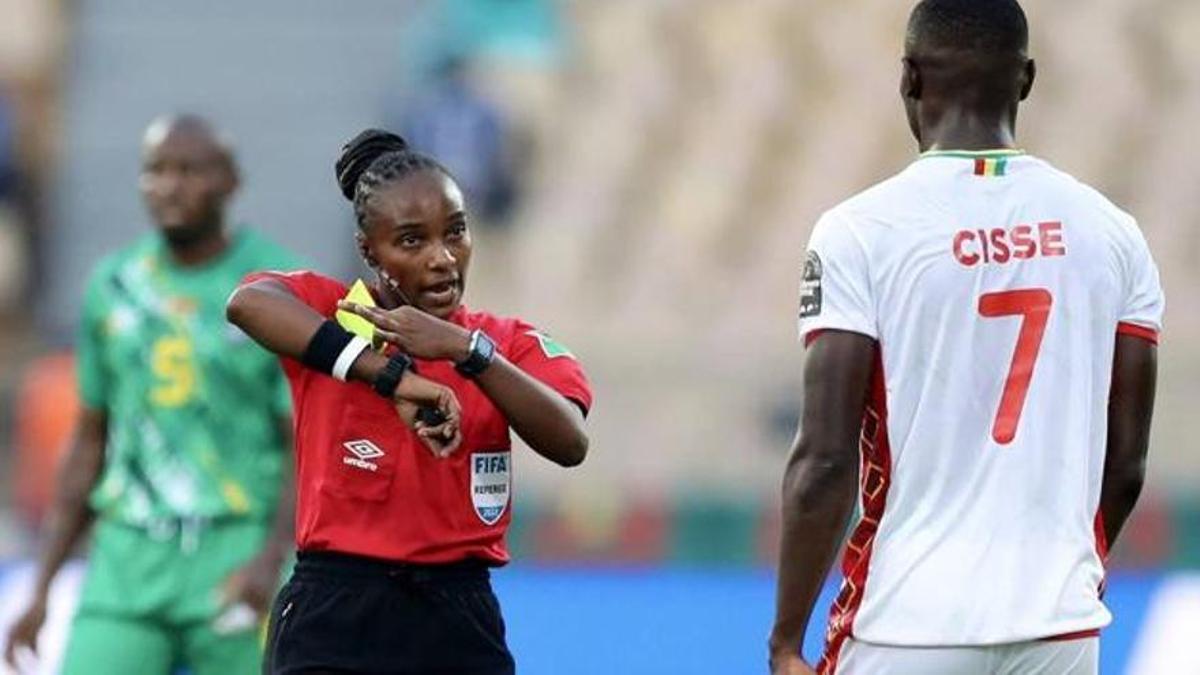 Salima Mukasanga amonestá a Cissé en la Copa África.