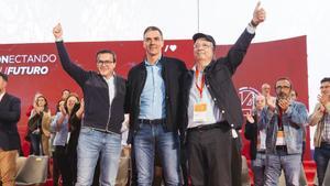 El secretario general del PSOE de Extremadura, Miguel Ángel Gallardo, el secretario general del PSOE y presidente del Gobierno, Pedro Sánchez, y el exsecretario general del PSOE de Extremadura y expresidente de la Junta de Extremadura, Guillermo Fernández Vara.