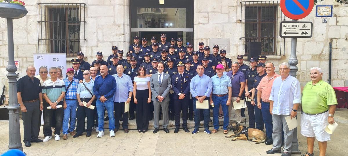 Foto de familia durante una celebración de la festividad de la Policía Local en Vinaròs.