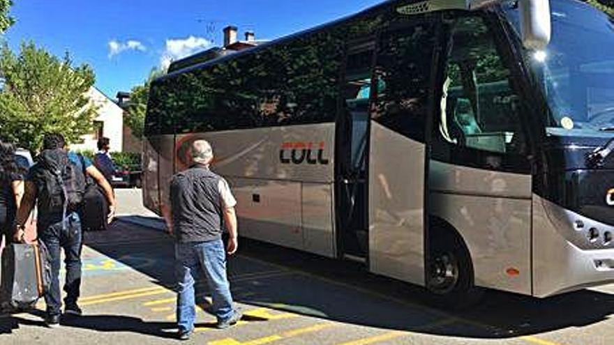 Un bus alternatiu al tren, a Puigcerdà, en una imatge d&#039;arxiu