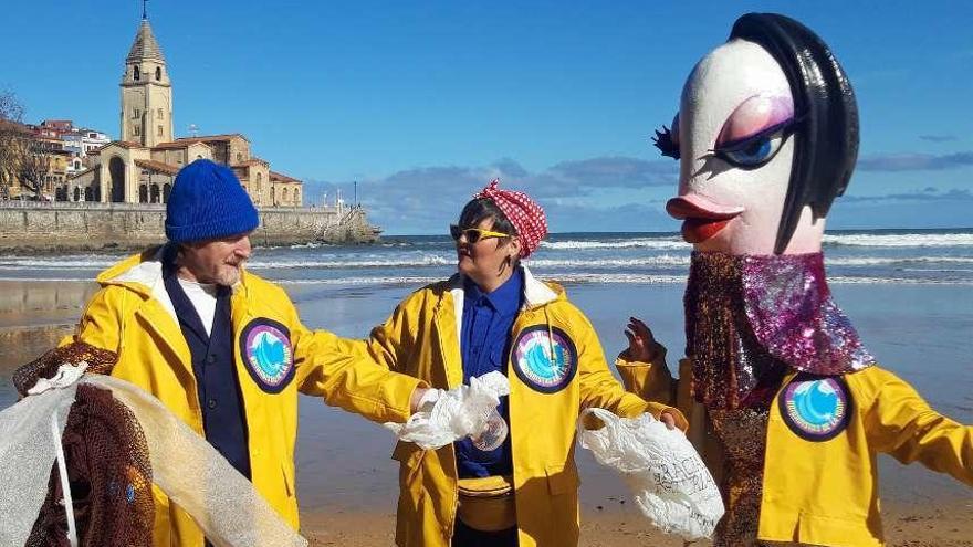 Kim &quot;Sardaxian&quot;, ayer, junto a los &quot;Brigadistas de la playa&quot;, en el arenal de San Lorenzo.