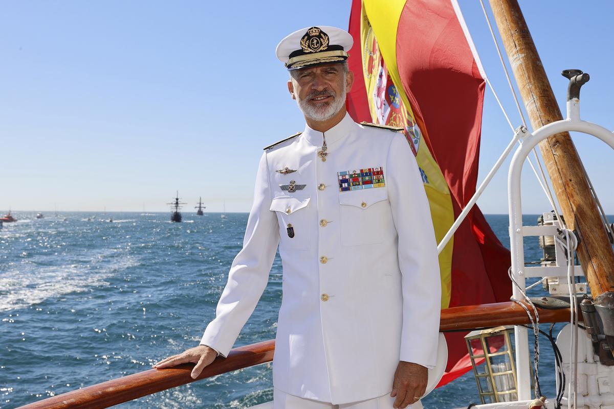 ROTA (CÁDIZ), 06/09/2022.- El rey Felipe VI posa a bordo del buque escuela de la Armada Juan Sebastián Elcano con motivo de la conmemoración del V centenario del regreso de la nao Victoria, comandada por el marino vasco Juan Sebastián Elcano, tras completar la primera circunnavegación al planeta, este martes en Cádiz. EFE/ Francisco Gómez/Casa Real - SOLO USO EDITORIAL/SOLO DISPONIBLE PARA ILUSTRAR LA NOTICIA QUE ACOMPAÑA (CRÉDITO OBLIGATORIO) -