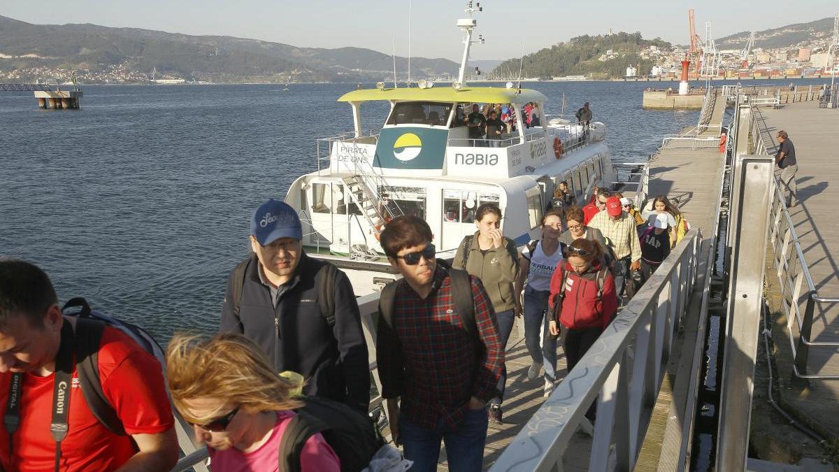 Pasajeros de Nabia en el Puerto de Vigo / R. Grobas