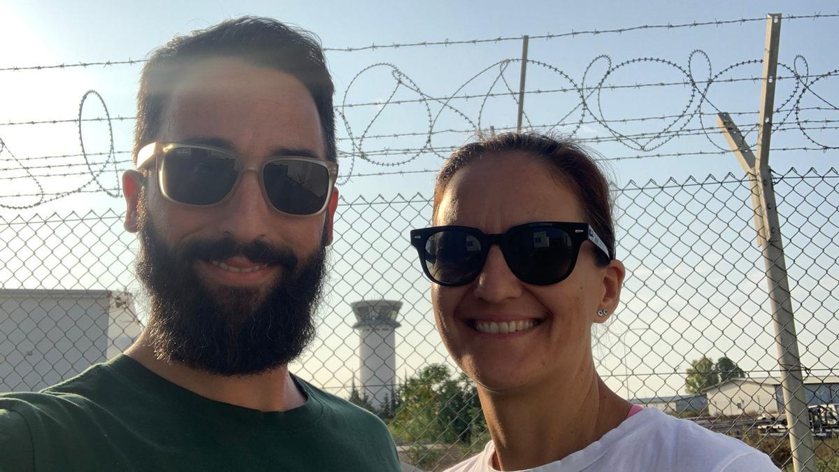 Cristina Márquez y su pareja, en Chipre, después de haber salido de Israel en un avión militar.