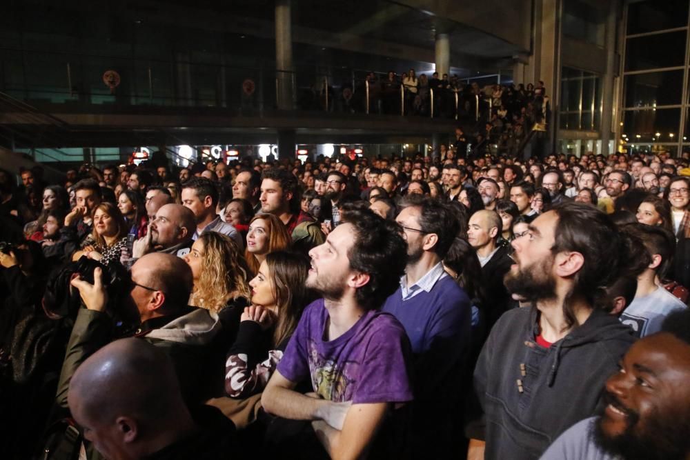 El cantante y pianista británico inunda con su voz (y sus bromas) el Auditorio Mar de Vigo.