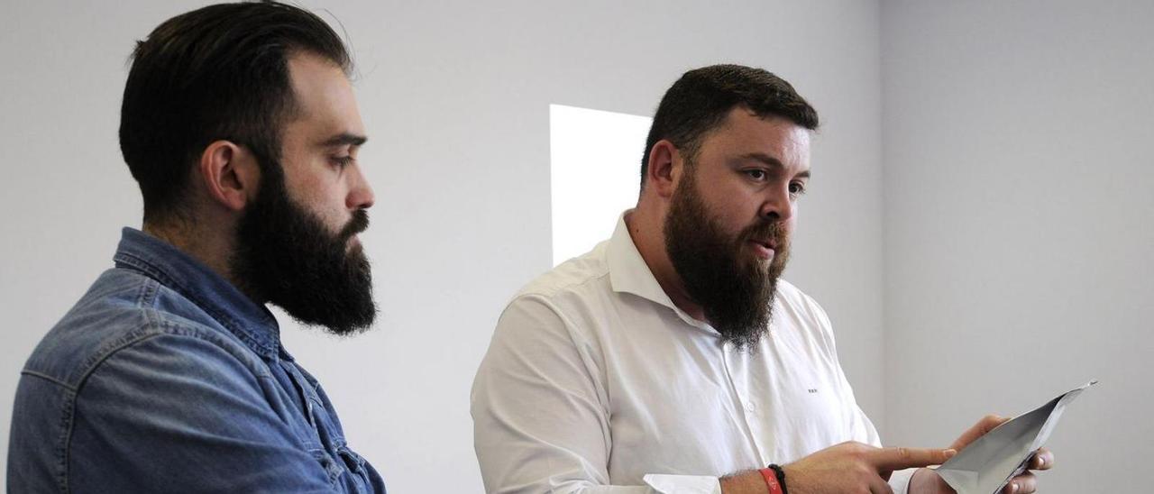 Diego Campos (derecha), dictando uno de sus cursos de barismo.  / | / BERNABÉ/JAVIER LALÍN