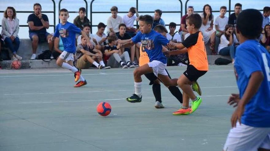 Uno de los partidos de ayer en Banda do Río. // Gonzalo Núñez