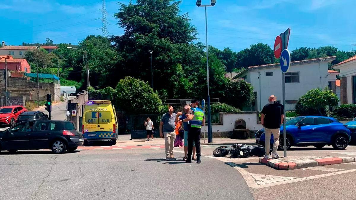 La motocicleta, en el suelo, tras el accidente.