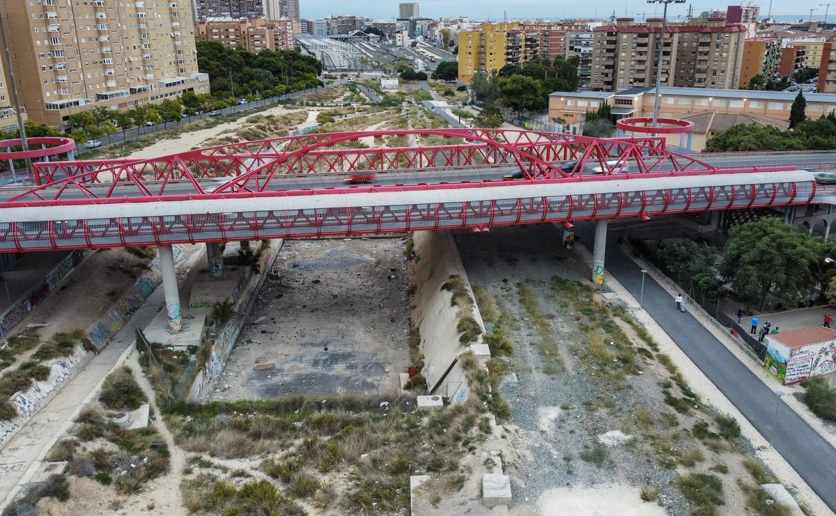 El Puente Rojo con la estación de Renfe al fondo.