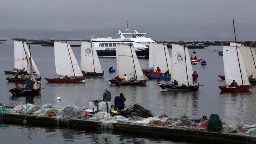Embarcaciones tradicionales en el puerto grovense, donde piden pantalanes para amarrar.  // Muñiz