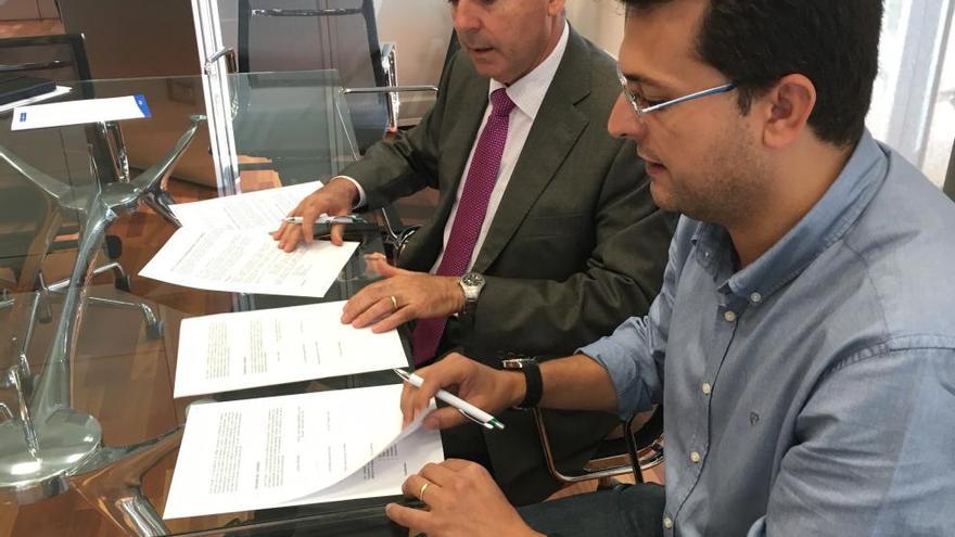 La firma del acuerdo entre el ayuntamiento y Caixa Popular.