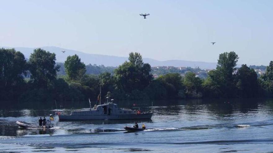 Entrenamientos con drones de la Axega que tienen lugar estos días en el río Miño. // FdV